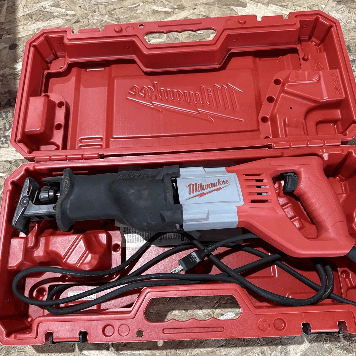 YARD Milwaukee 12 Amp SAWZALL Reciprocating Saw with Case USED